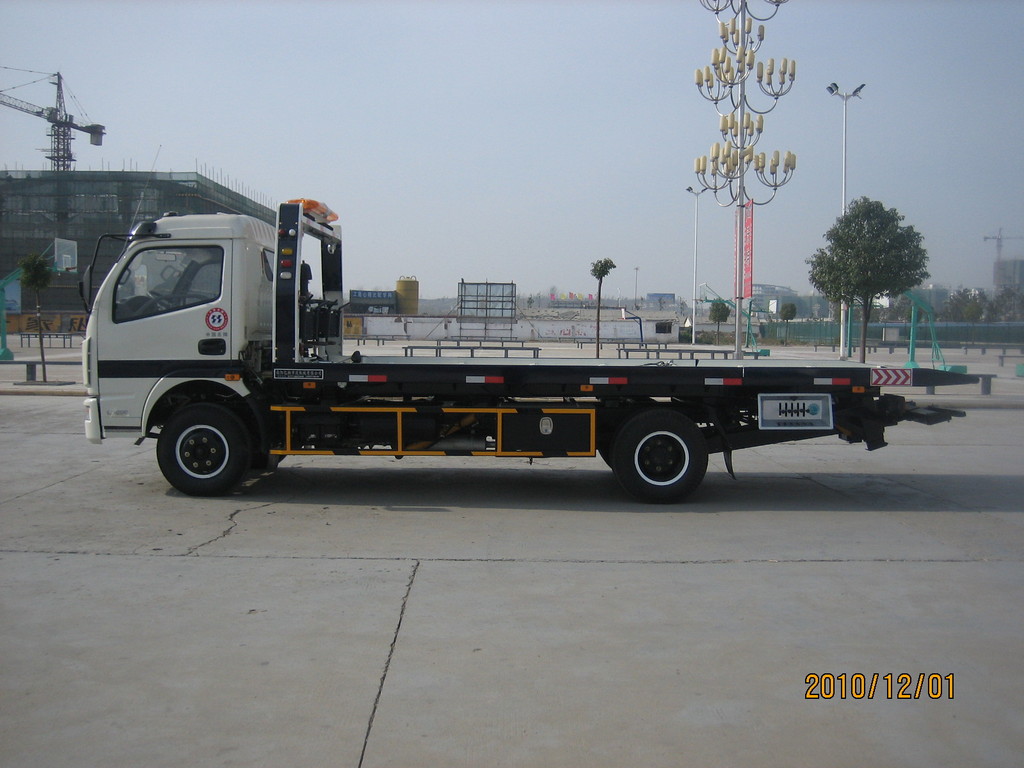 慶鈴一拖二平板清障車(chē) 專業(yè)救援，高效作業(yè)的優(yōu)選伙伴